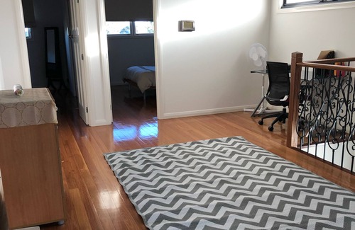 Caulfield South House | Large Prestigious Inner City Family Home- Bright & Airy only 9km to City centre