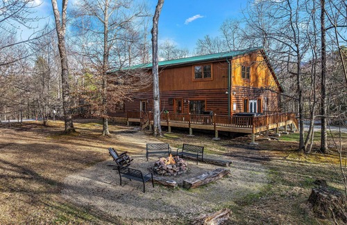 Cosby Cabin | Large Private backyard, Paired driving games, Indoor Pool, Theater room