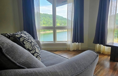 Eureka Springs House | Large, private, cliffside house with panoramic Beaver Lake view and hottub