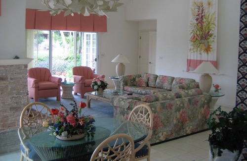 Pelican Bay Villa | Large Private Villa & Pool in Pelican Bay on Lake