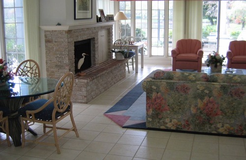 Pelican Bay Villa | Large Private Villa & Pool in Pelican Bay on Lake
