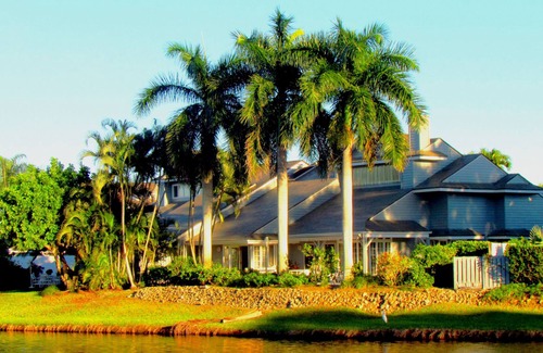 Pelican Bay Villa | Large Private Villa & Pool in Pelican Bay on Lake