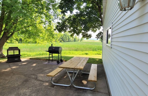 Genoa House | Large property close to the Mississippi River. Sleeps up to 12. Pet Friendly.