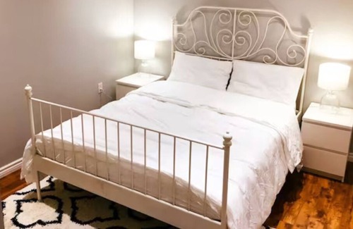 Norval House | Large Quiet Entire Basement,Separate Entrance SelfCheckin,20 minutes to airport.