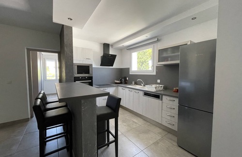 Saint-Jean-de-Vedas Villa | Large, quiet holiday home with garden, swimming pool and beach a stone's throw away