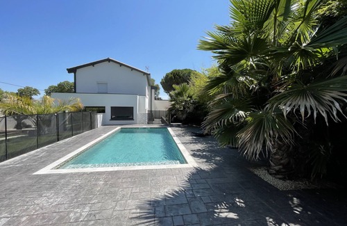 Saint-Jean-de-Vedas Villa | Large, quiet holiday home with garden, swimming pool and beach a stone's throw away
