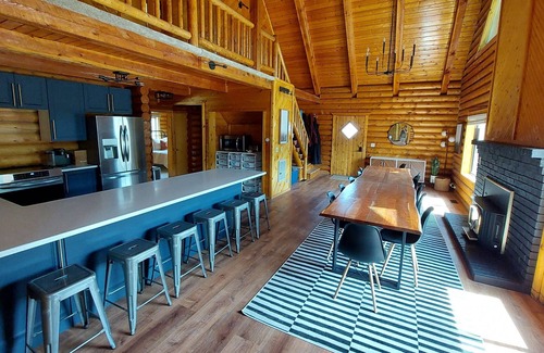 Mammoth Creek Cabin | Large Reunion Cabin By Lake And National Parks!