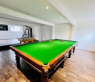 Wraysbury House | Large River Side Property offering 8 bedrooms