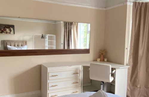 Marston Green Cottage | Large rustic home next to airport/NEC/Train station.