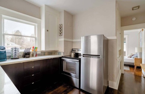 Belmont Apartment | Large SE Apartment Walk to Eats 1BR Sleeps 4