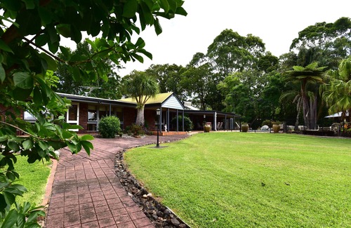 Maleny House | Large Secluded Family Home. Pet & Children friendly, Pool, Fire Pit. Wildlife,