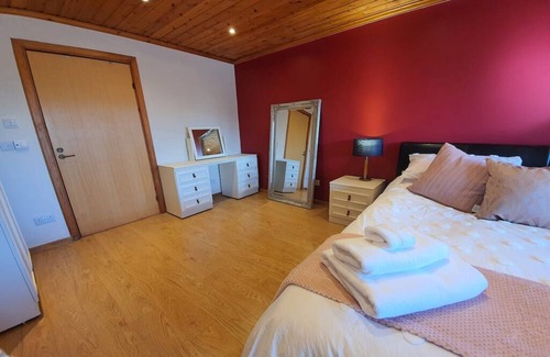Wainhouse Corner House | Large & Spacious with Games Room, bungalow nr Bude
