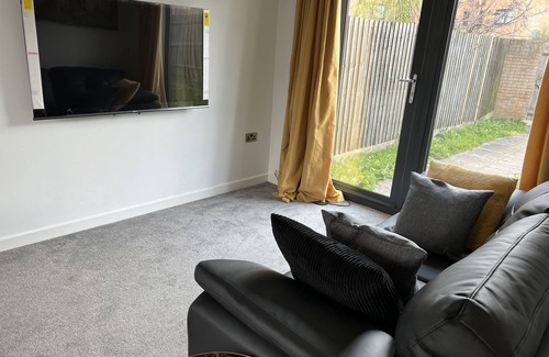 Newport Pagnell House | Large, spacious and cosy 5 bedroom house sleeps up to 9 guests.