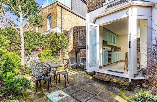 Town House | Large Spacious Family Home (sleeps 5), Parsons Green, LONDON