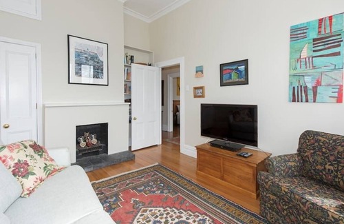 Devonport House | Large Spacious family home,close Devonport& Beachs