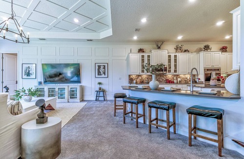St. Augustine House | LARGE Spacious home, OutdoorKitchen, Pooltable, Sportsbar, Golfcart, Dogpark