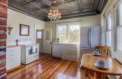 Yakima House | Large, spacious home centrally located that is both family and pet friendly.