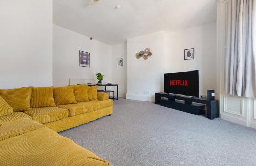 Sunderland House | Large Spacious Home, Free Parking, 8 bedrooms, sleeps 14