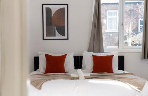 Sunderland House | Large Spacious Home, Free Parking, 8 bedrooms, sleeps 14