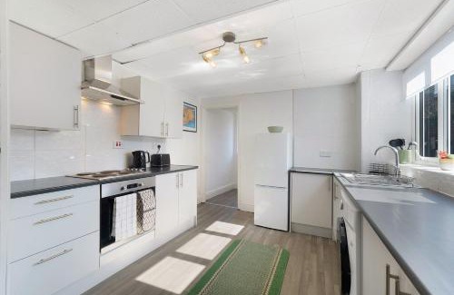 Sunderland House | Large Spacious Home, Free Parking, 8 bedrooms, sleeps 14