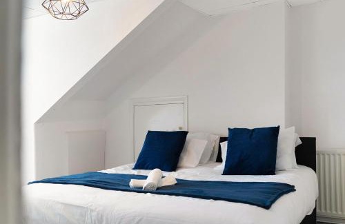 Sunderland House | Large Spacious Home, Free Parking, 8 bedrooms, sleeps 14