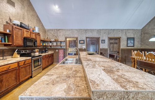 Sabinal House | Large spacious home with wheelchair accessible pool
