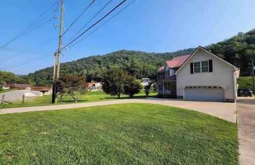 Delbarton House | Large spacious house with ample parking for large groups.