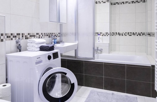 Rudolfsheim-Funfhaus Apartment | Large, spacious rooms, Modern apartment next to Metro, with Inner Garden