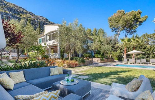 Urbanitzacio la Font Villa | Large spacious villa, walking distance to Pollenca & 5 min drive to beaches