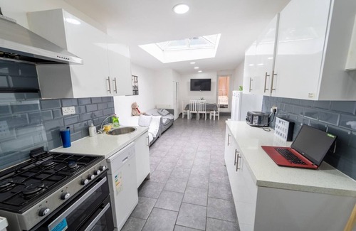 Selly Oak Apartment | Large studio 10 minute train journey to the city!
