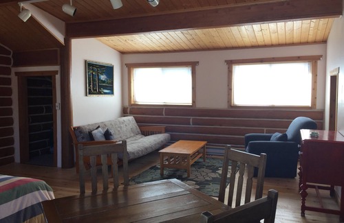 Stanley Apartment | Large Studio Apartment with kitchenette Sawtooth & Creek Views Dark Sky Reserve