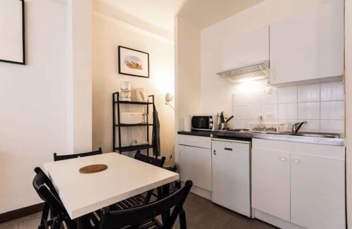 Secteur 2 Apartment | Large studio in historic district 1 TVA