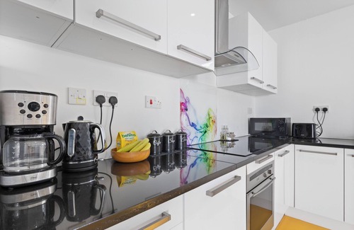 Hammersmith and Fulham Apartment | Large Studio London, 15 min to Kensington