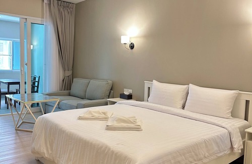 South Pattaya Hotel | Large Studio with Kitchen – 50m from Jomtien Beach
