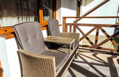 Kvartal Noviya Grad Apartment | Large stylish 2-bedroom apt, 2min walk to ski path, 7-8min to gondola