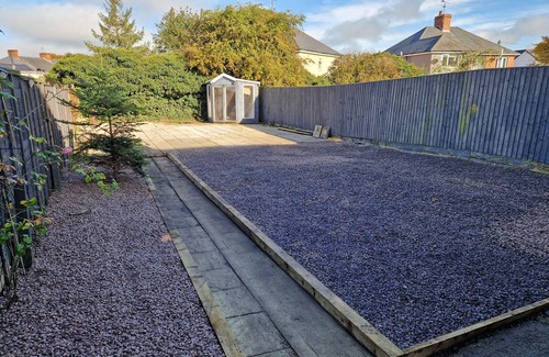 Swindon House | Large Swindon House | Big Garden for Photoshoot