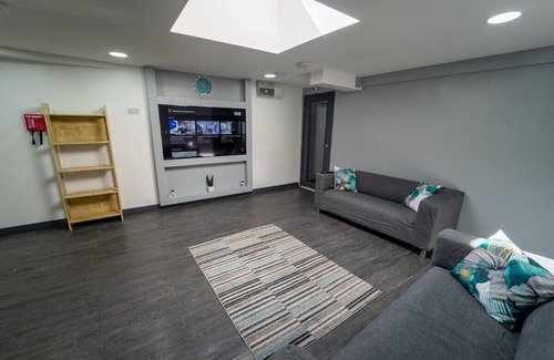 Selly Oak Apartment | Large top floor studio!