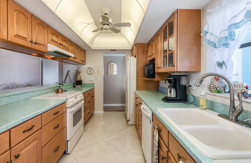 Port Saint Lucie House | Large Tropical Pool Lakefront Golf course 4-bedroom Home Close to Jensen Beach!
