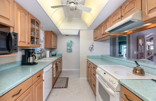 Port Saint Lucie House | Large Tropical Pool Lakefront Golf course 4-bedroom Home Close to Jensen Beach!