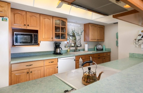 Port Saint Lucie House | Large Tropical Pool Lakefront Golf course 4-bedroom Home Close to Jensen Beach!