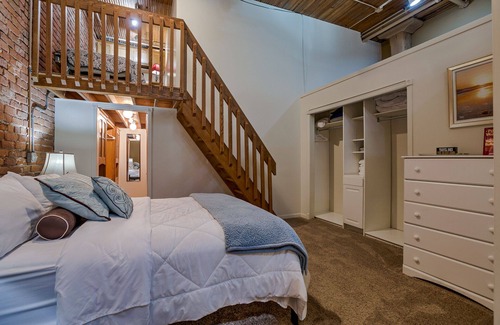 Old Market Condo | Large Tub - Sleeps 9 - No Cleaning Fees!