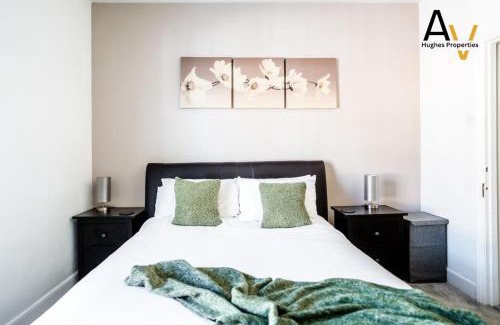 Northampton House | Large Two-Bedroom House - Garden, Fast Wi-Fi, Free Parking By AV Hughes Properties