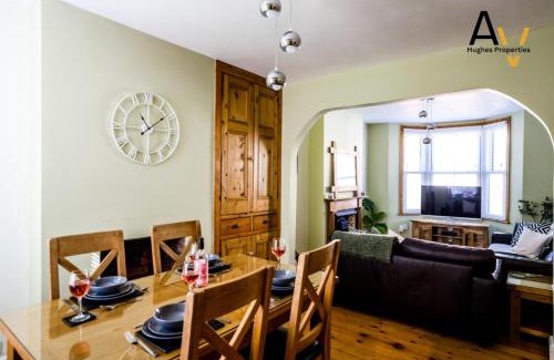 Northampton House | Large Two-Bedroom House - Garden, Fast Wi-Fi, Free Parking By AV Hughes Properties