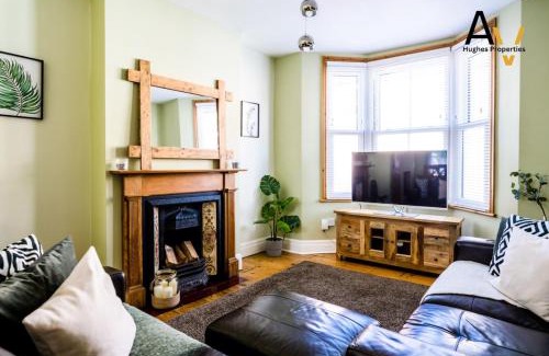 Northampton House | Large Two-Bedroom House - Garden, Fast Wi-Fi, Free Parking By AV Hughes Properties