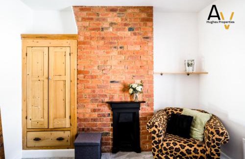Northampton House | Large Two-Bedroom House - Garden, Fast Wi-Fi, Free Parking By AV Hughes Properties