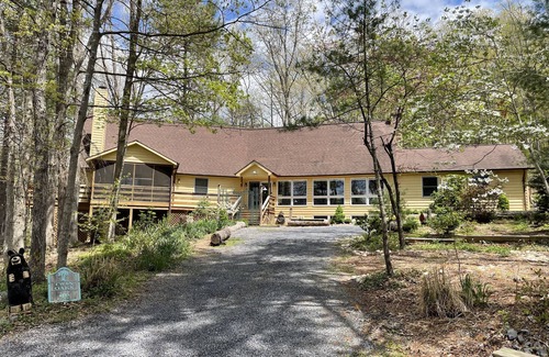 Basye House | Large updated home with Game Room, Theater, hot tub and fire pit on Bryce Resort