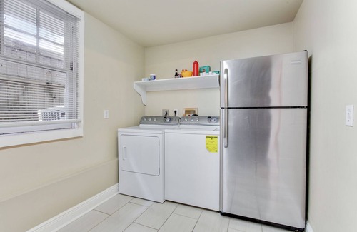 Uptown Historic District Apartment | Large, Uptown, Apartment on Tree-Lined Avenue. Close to Shopping and Eating.