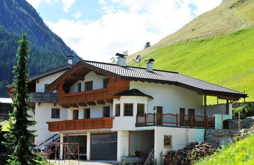 Finkenberg House | Large vacation home on a farm - ideal for families and groups