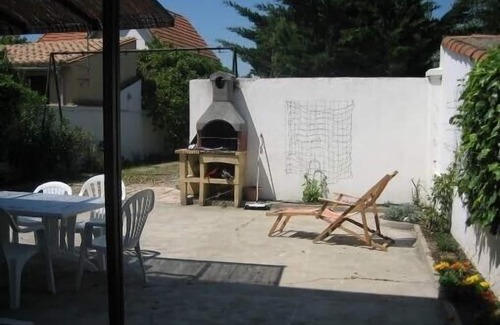 Mediterranee Villa | Large villa with extensive garden 50 metres from the beach