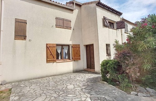 Saint-Pierre-la-Mer House | Large villa close to the sea